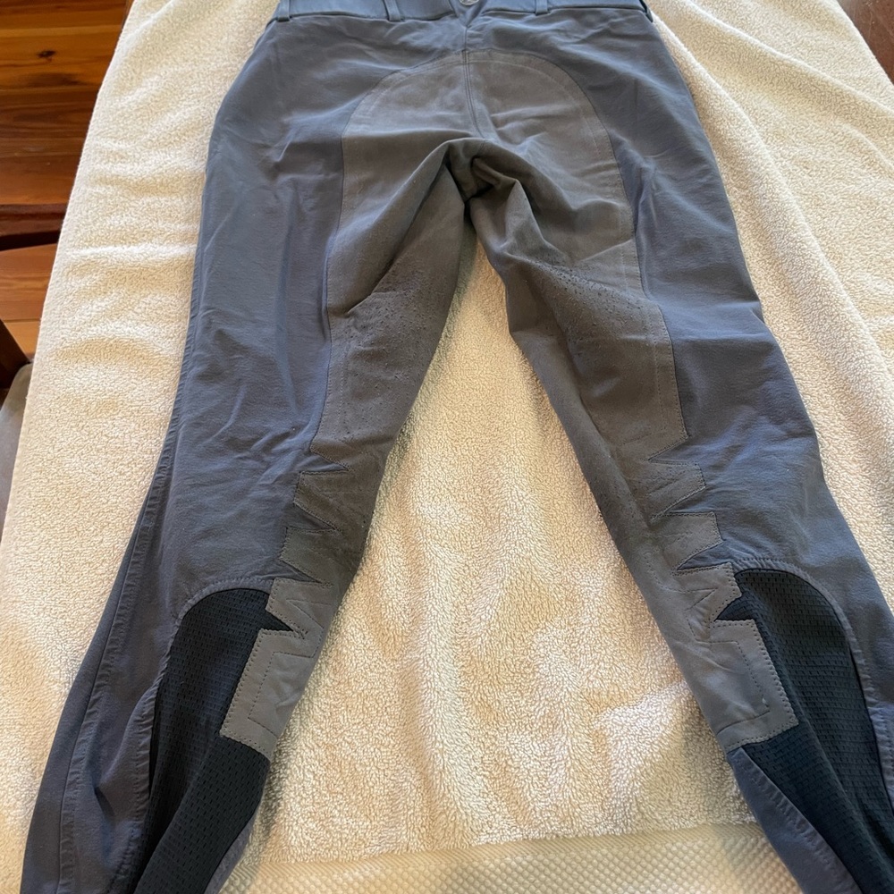 Ariat breeches 24R. Full seat. Breeches have some loose stitching. - Picture 3 of 5